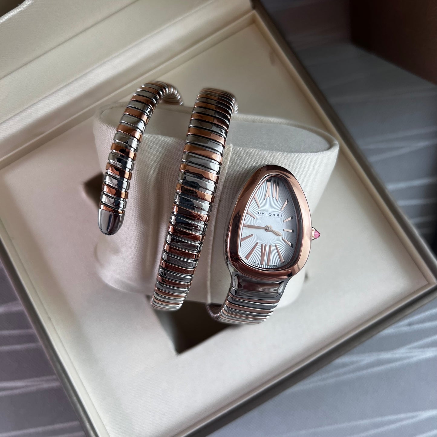 Reloj B brazalete doble en dos tonos , rosa y plateado