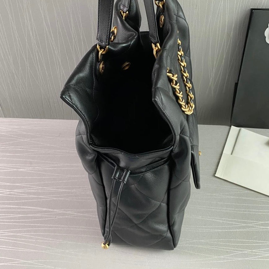 Bolso C hobo piel color negro con herrajes dorados