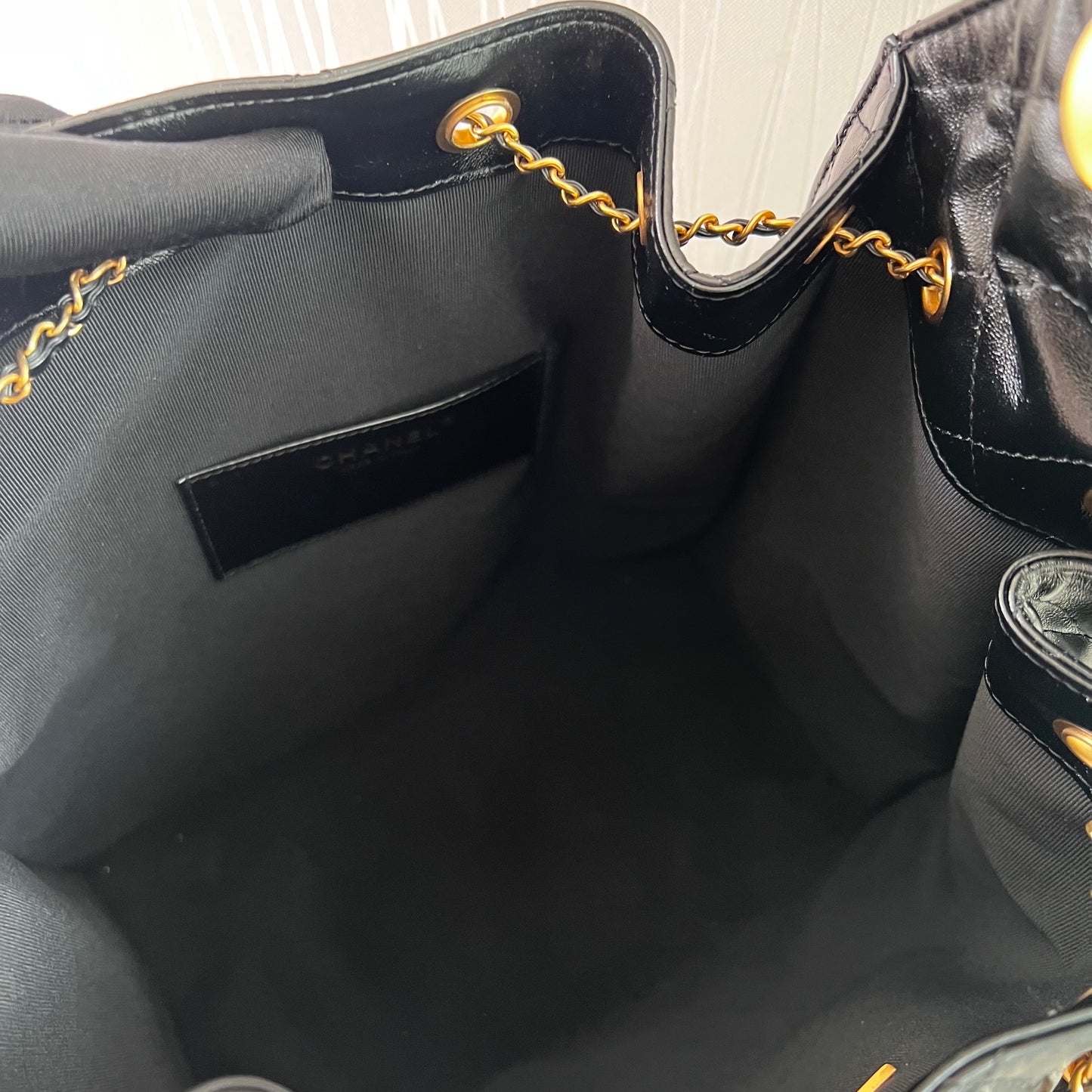 Bolso C piel negra con herrajes dorados