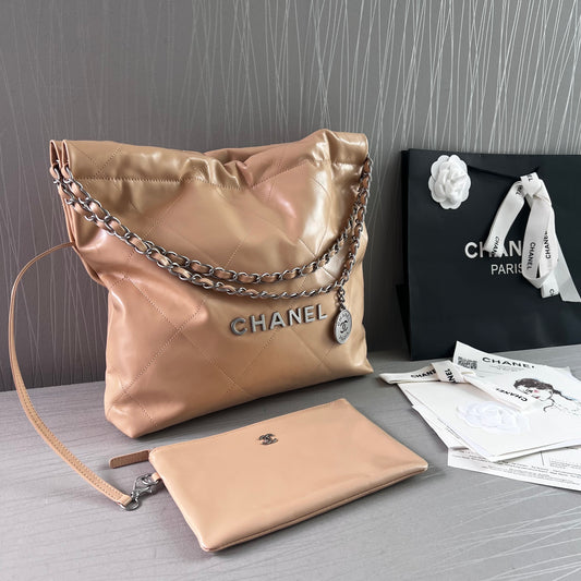 Bolso C piel color beige herrajes plateados