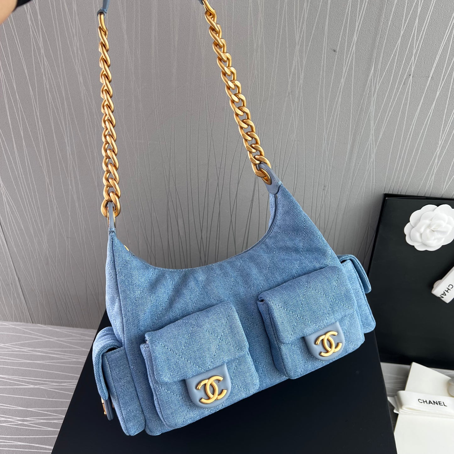Bolso C tela azul tipo mezclilla con herrajes dorados