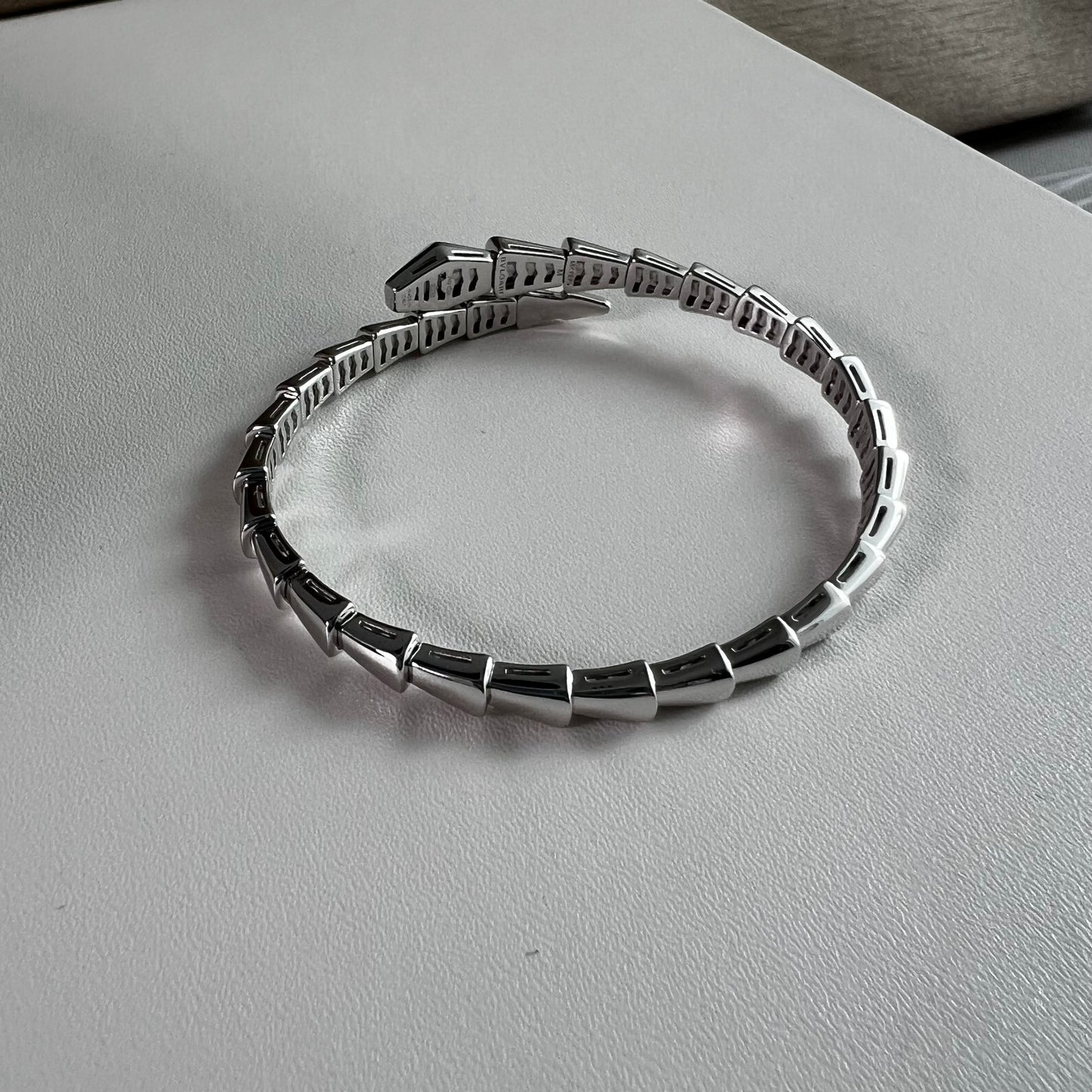 Brazalete B flexible color plateado