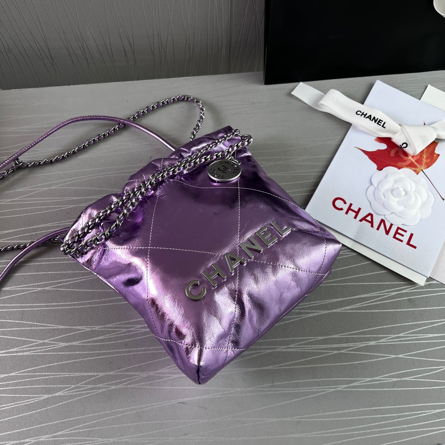 Bolso C piel metalizada lila tamaño mini y herrajes color plateado