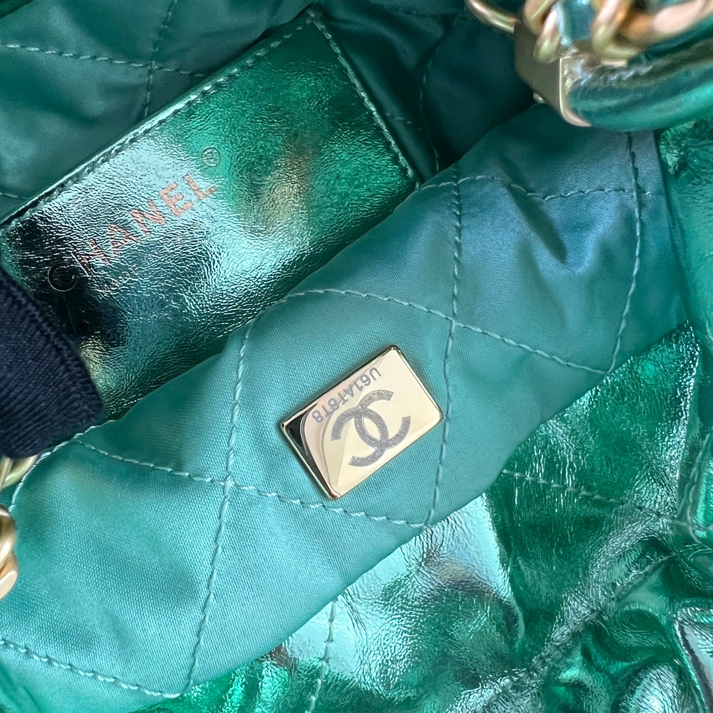 Bolso C piel metalizada color verde, tamaño mini, herrajes dorados