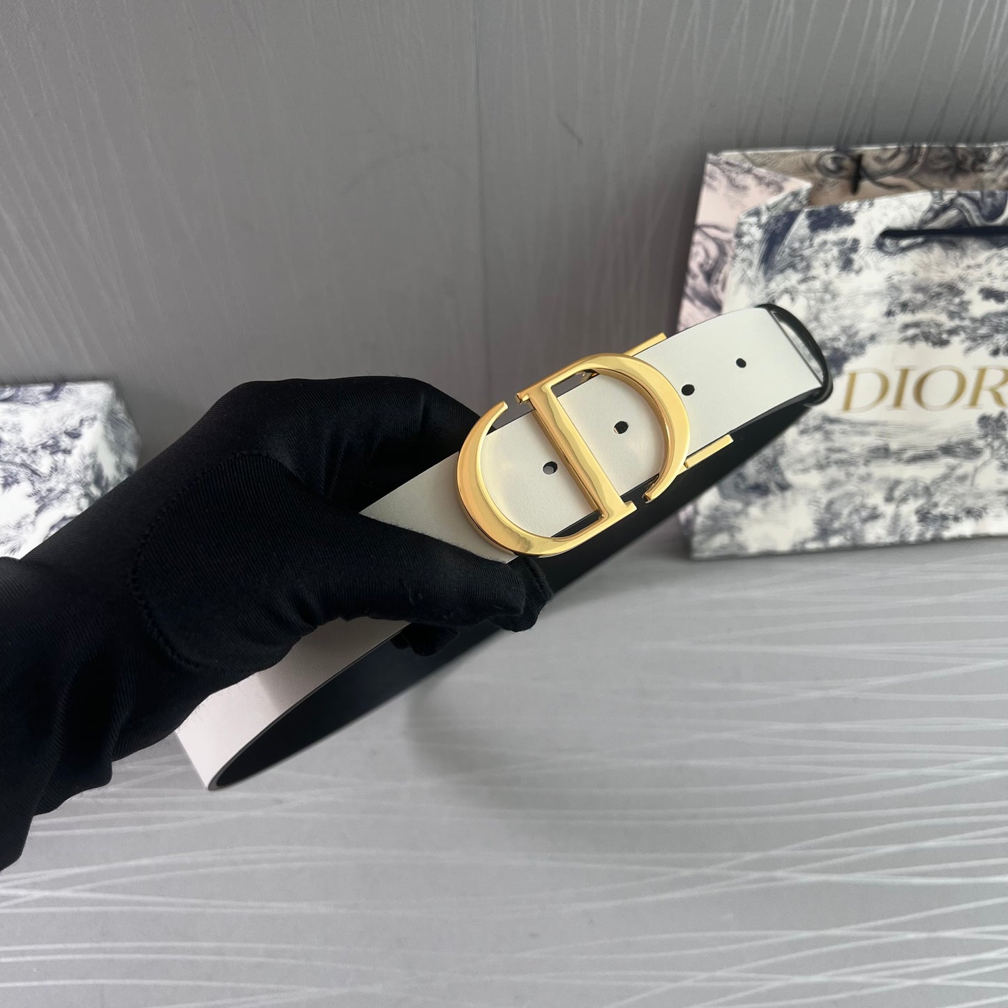 Cinto D reversible blanco y negro piel