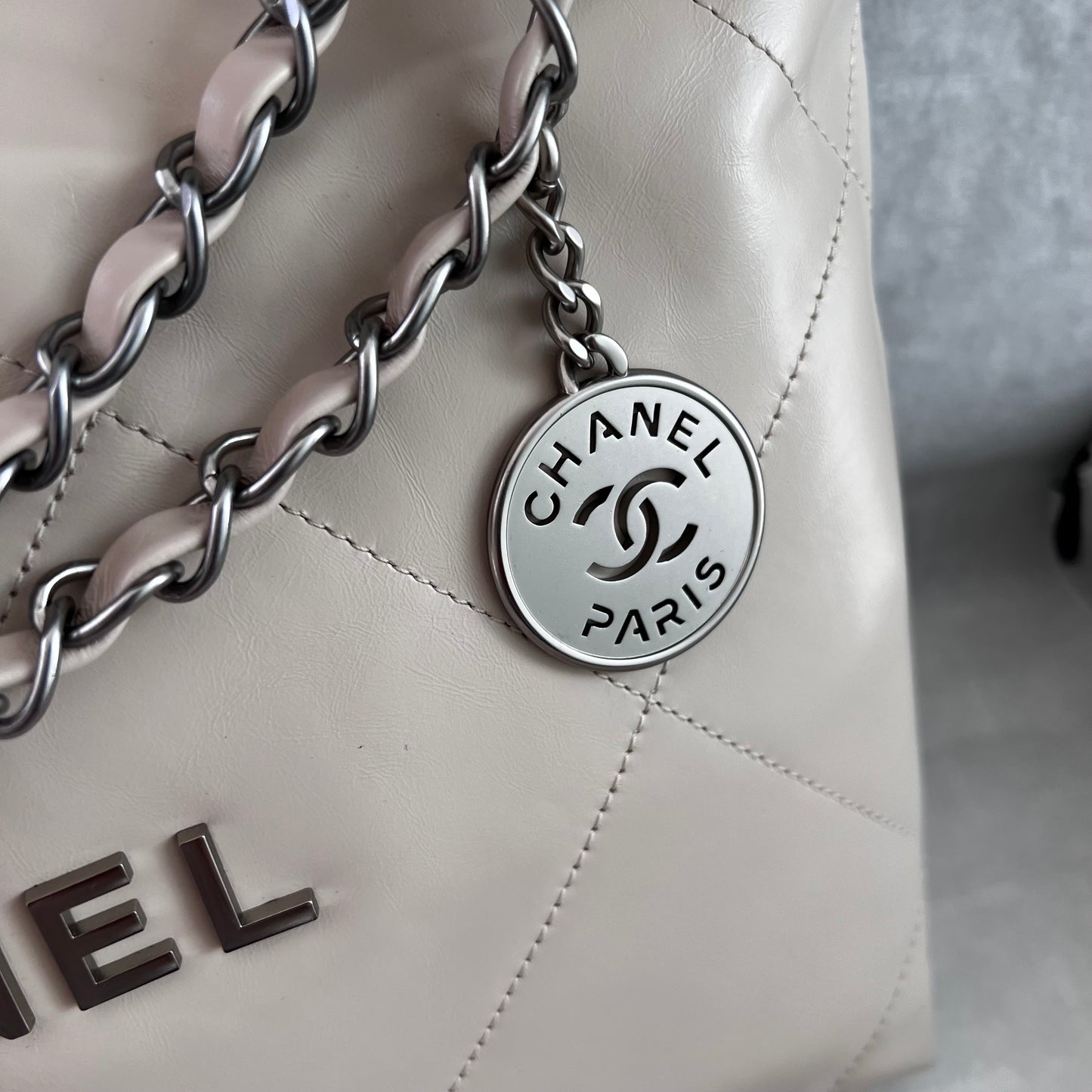 Bolso C piel beige con herrajes color plateado