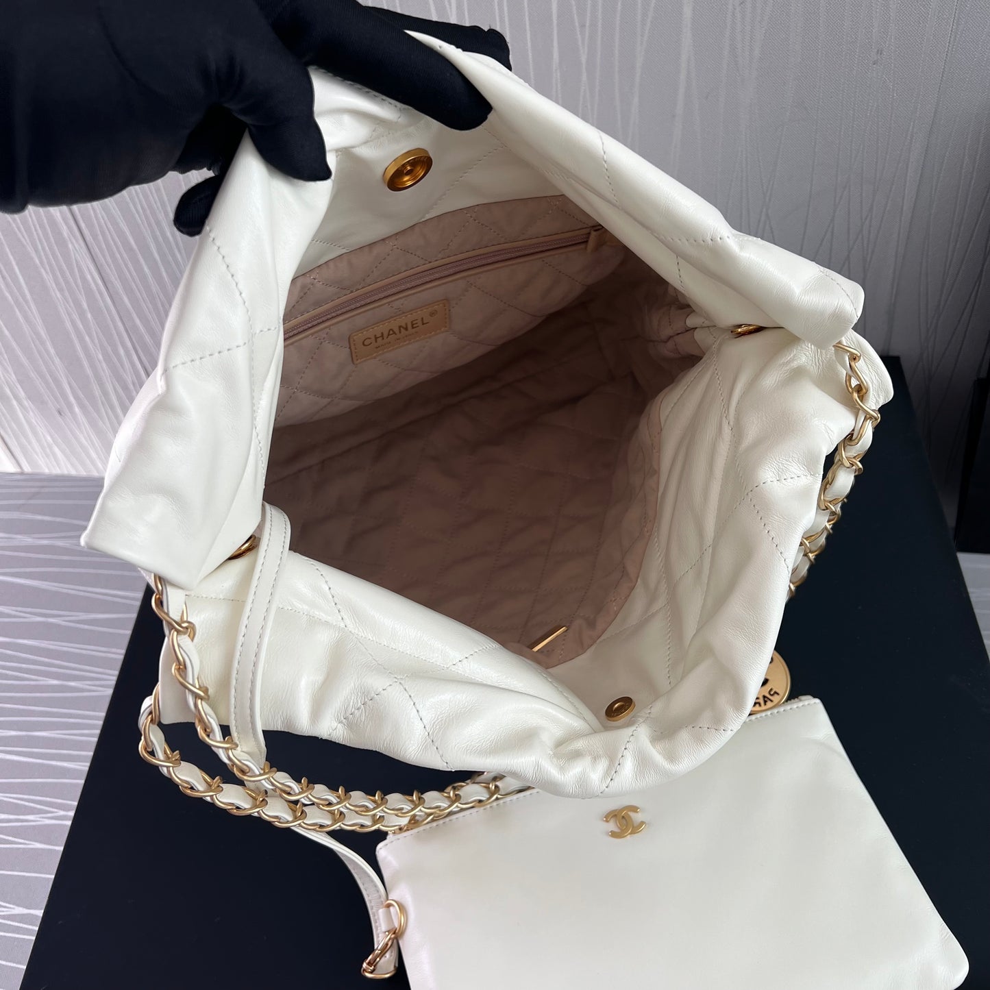 Bolso C piel con herrajes dorados