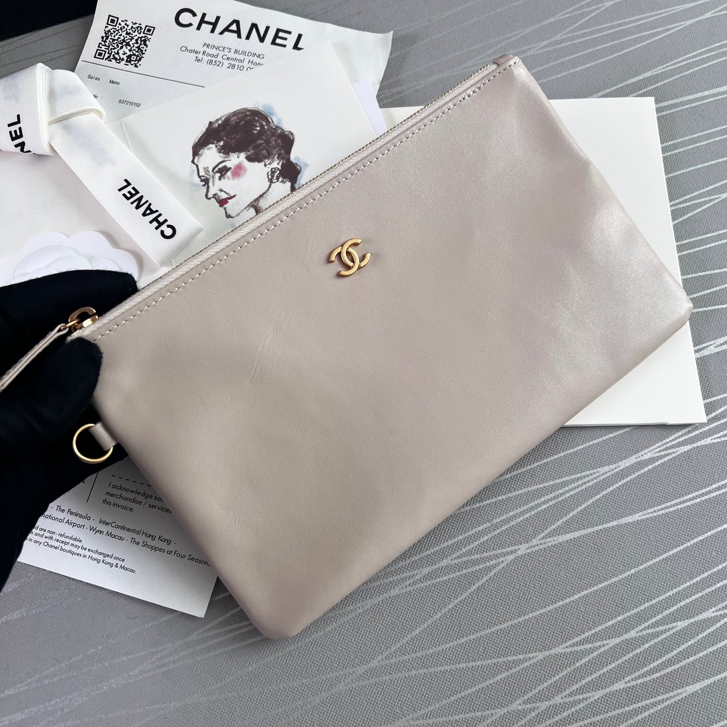 Bolso C piel color beige claro , herrajes dorados