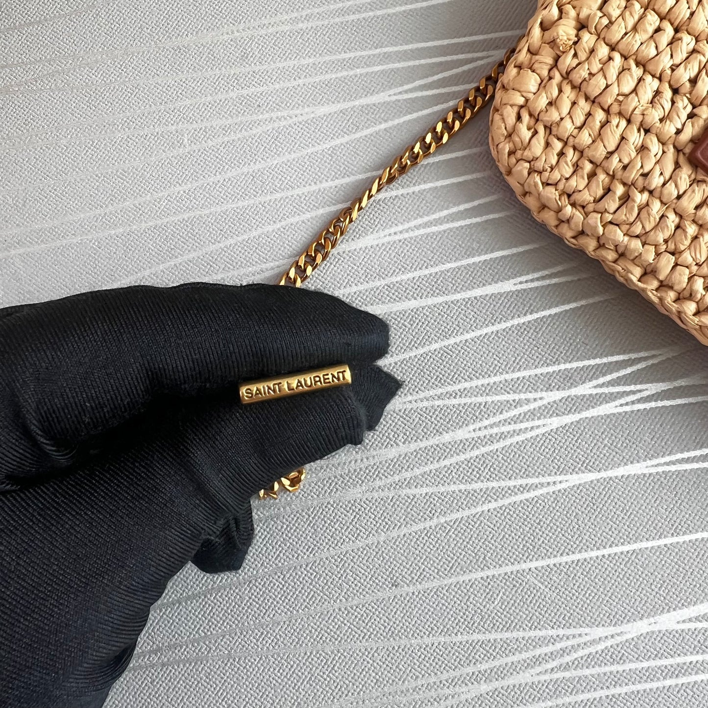 Bolso Y de rafia con herrajes dorados