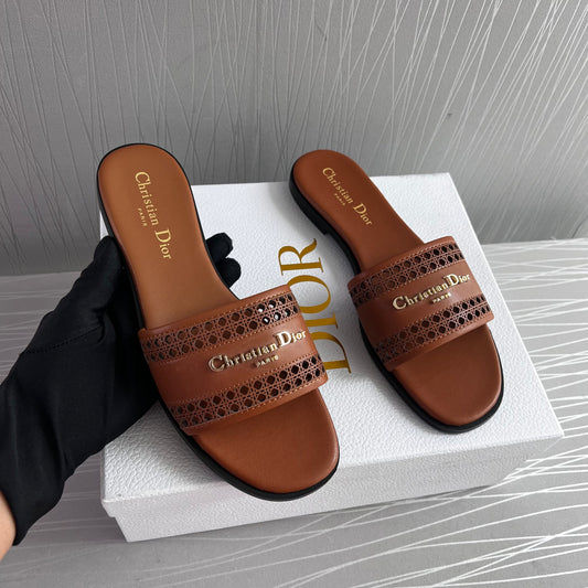 Sandalias D piel color camel con letras doradas