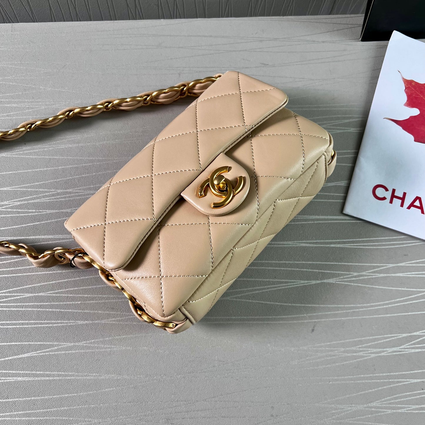 Bolso C piel color beige herraje dorado