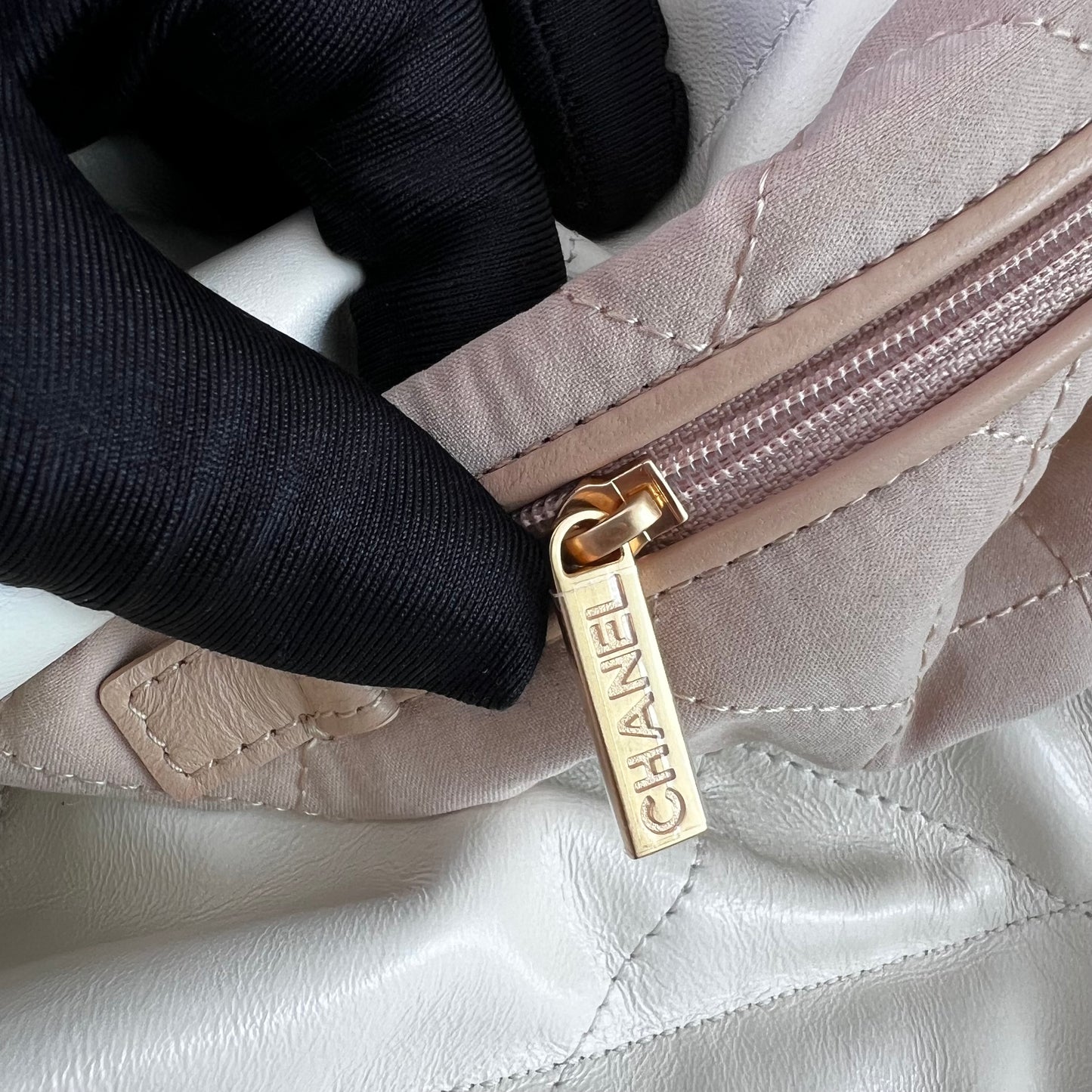 Bolso C piel con herrajes dorados