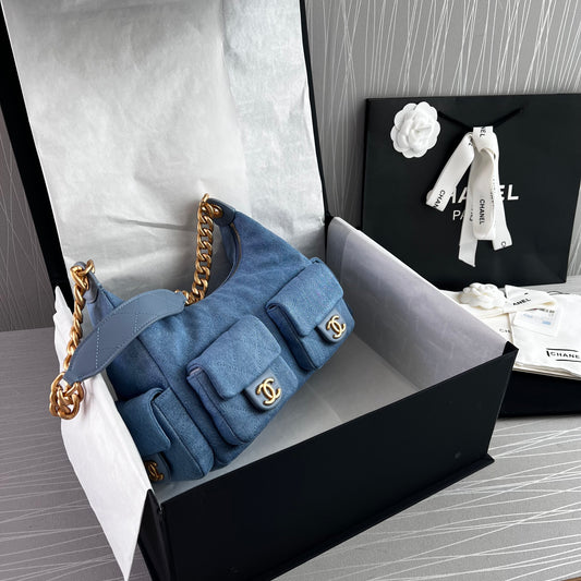 Bolso C tela azul tipo mezclilla con herrajes dorados