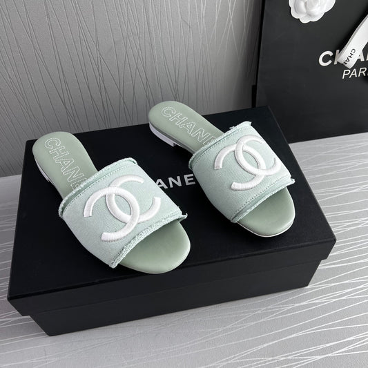 Sandalias C color verde en tela con letras bordadas