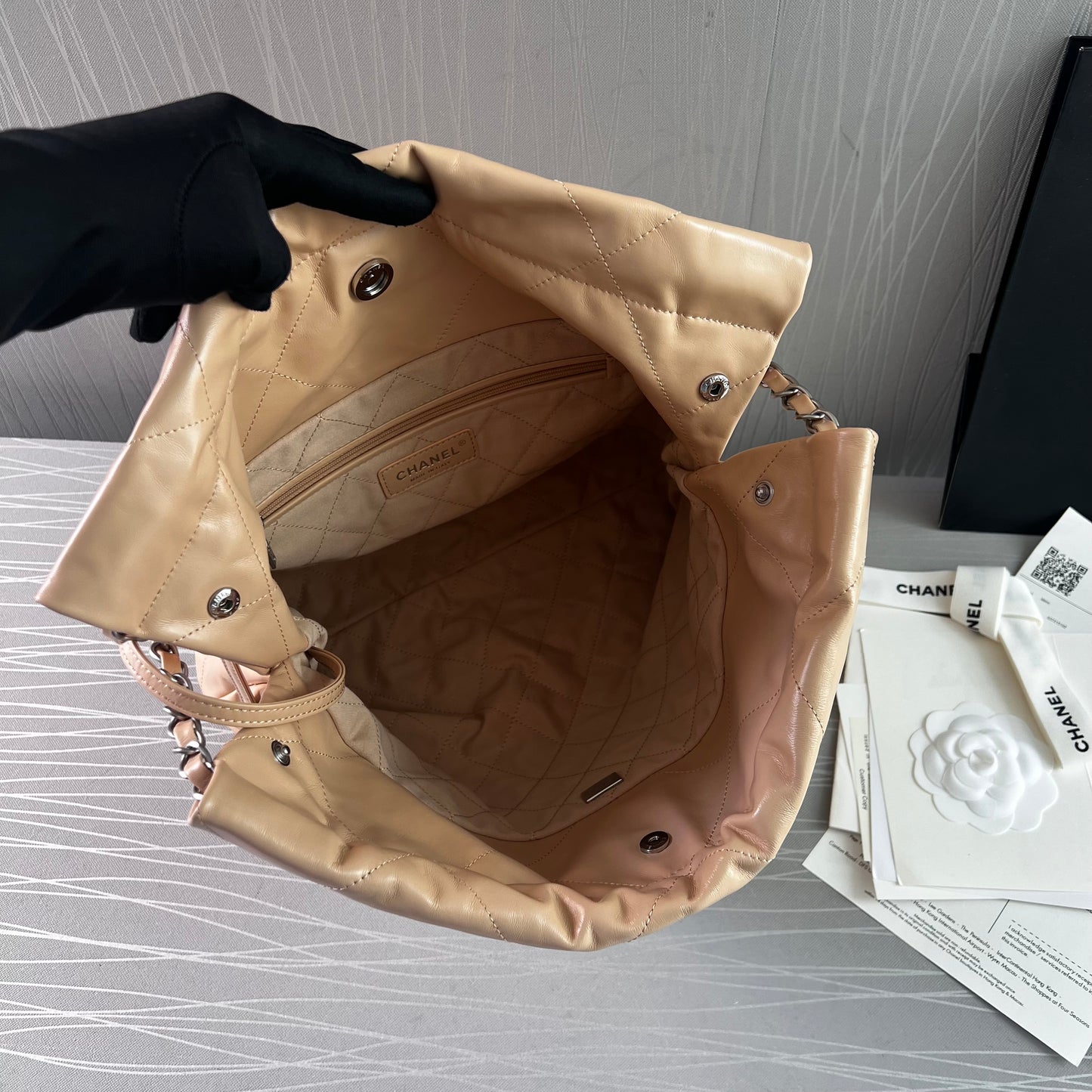 Bolso C piel color beige herrajes plateados