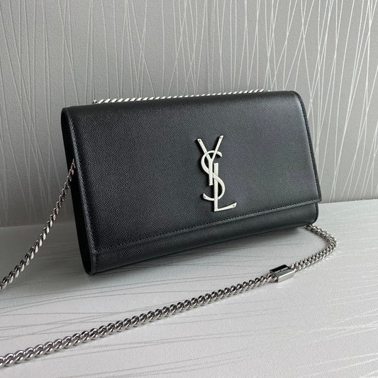 Bolso Y K-ate piel grained color negro herrajes plateados