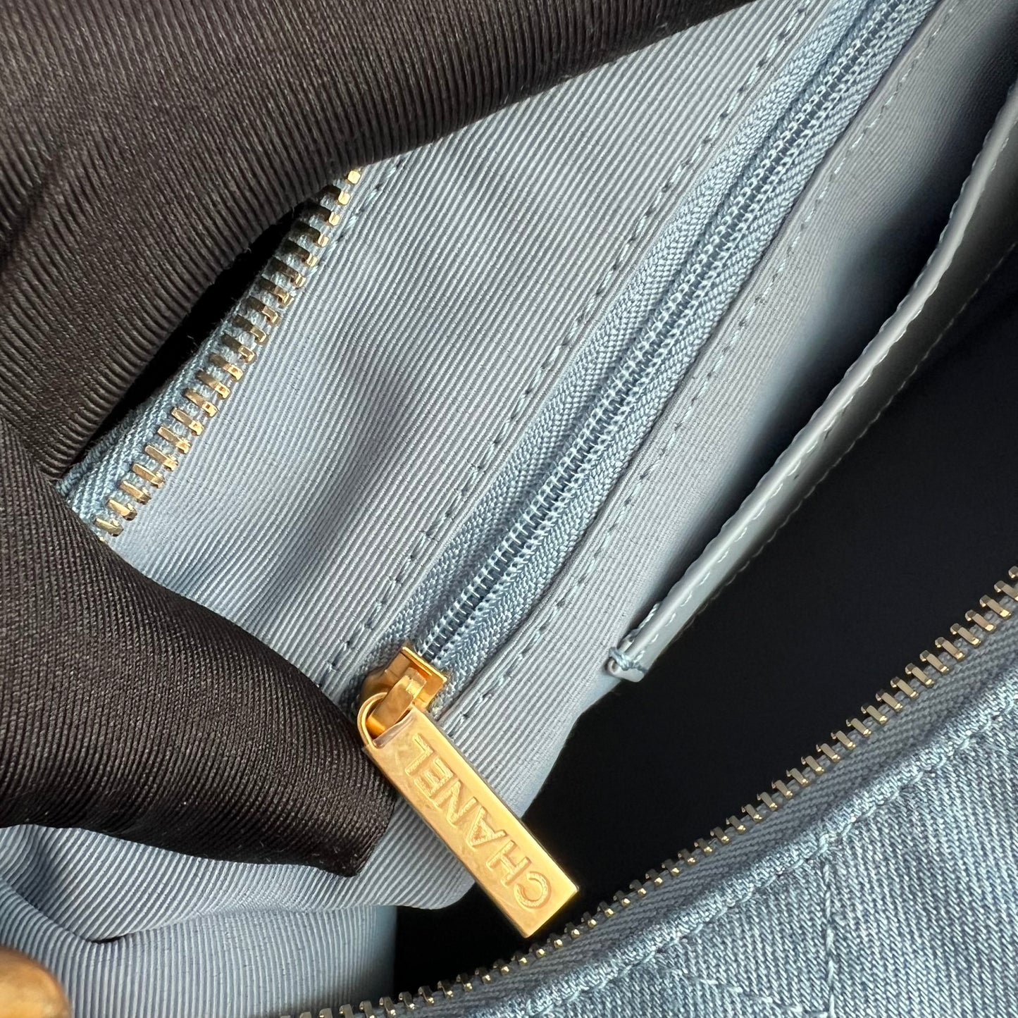Bolso C tela azul tipo mezclilla con herrajes dorados