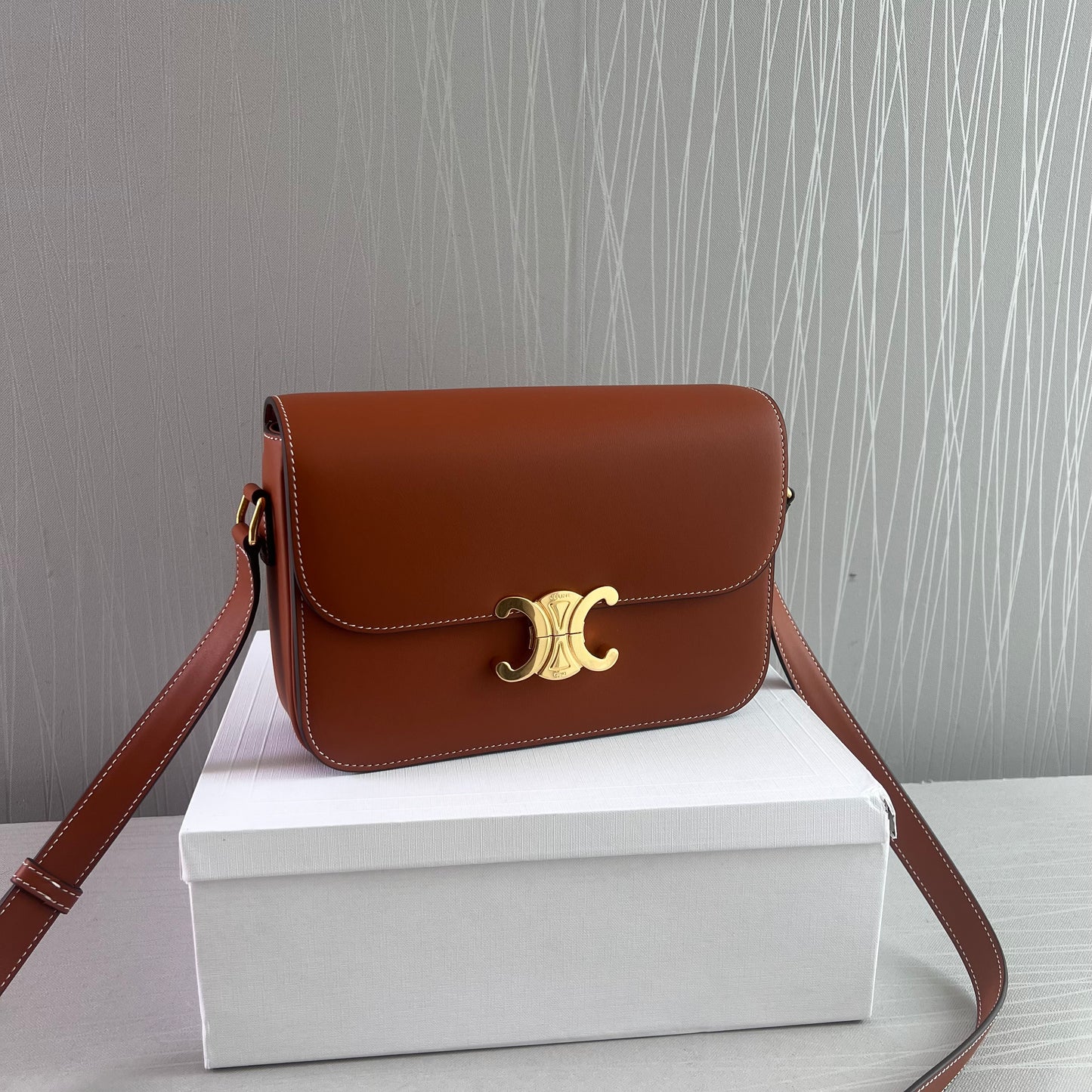 Bolso C piel color camel herraje dorado