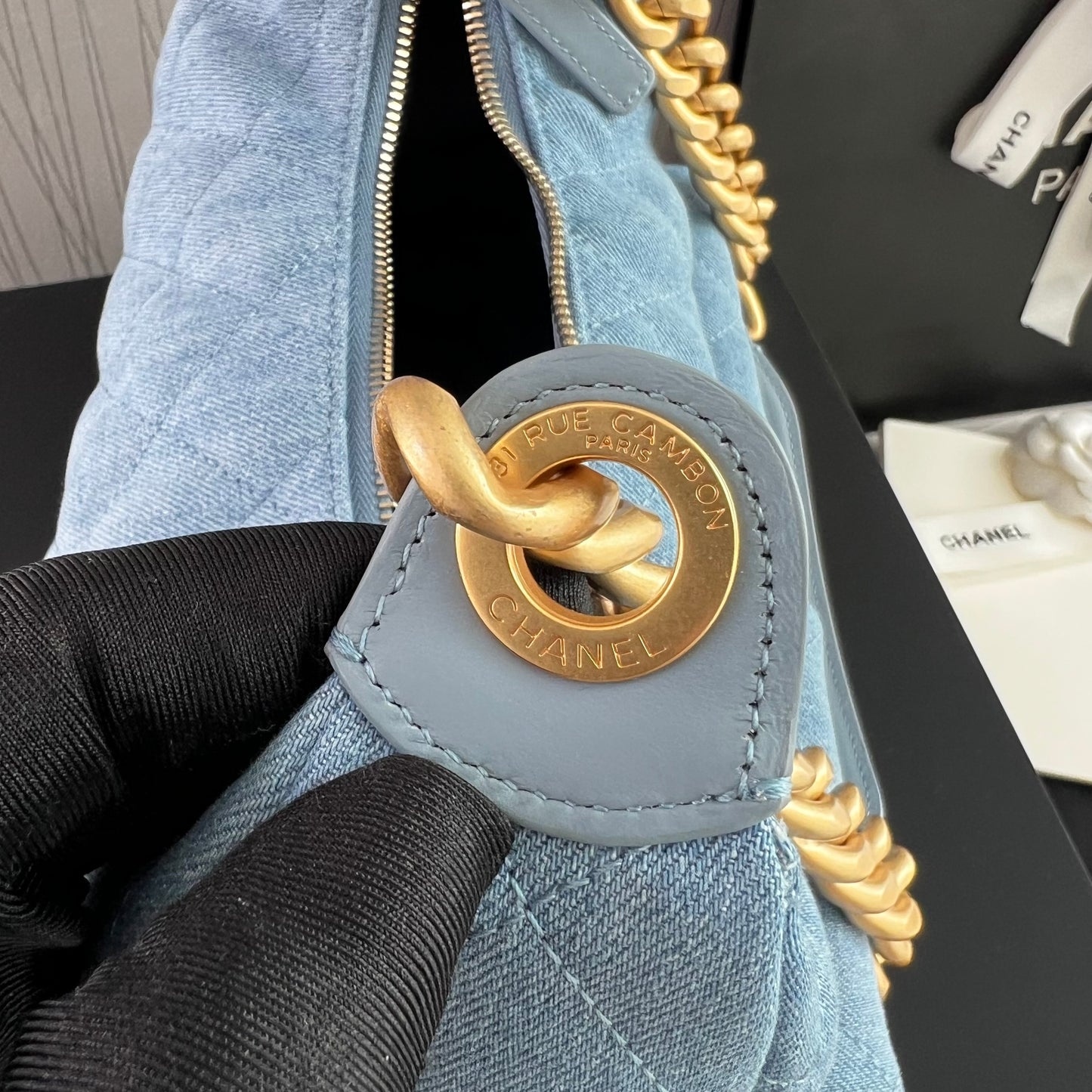 Bolso C tela azul tipo mezclilla con herrajes dorados