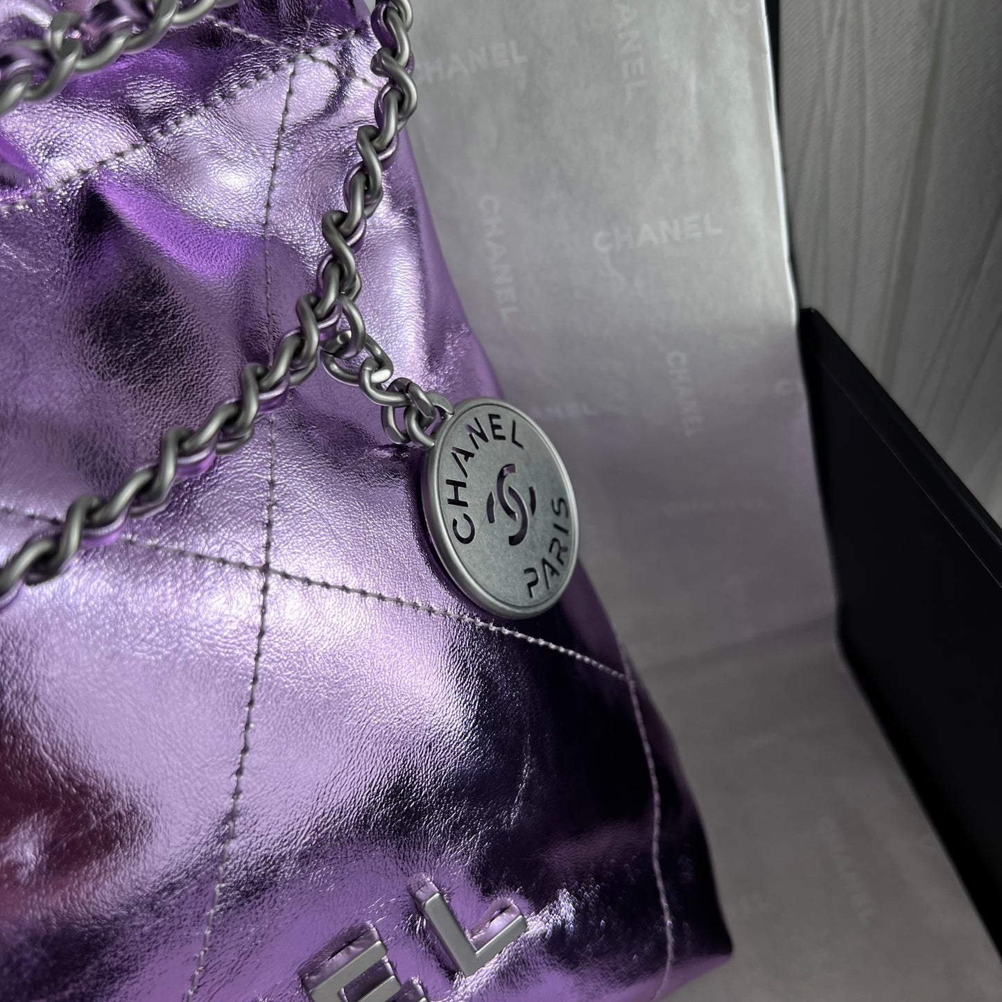 Bolso C piel metalizada lila tamaño mini y herrajes color plateado