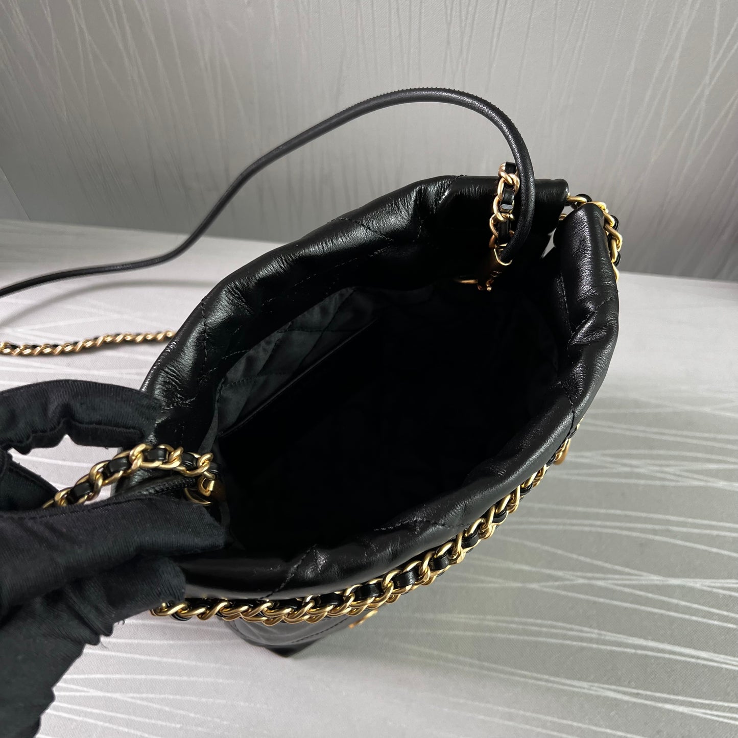 Bolso C piel color negro mini herrajes dorados