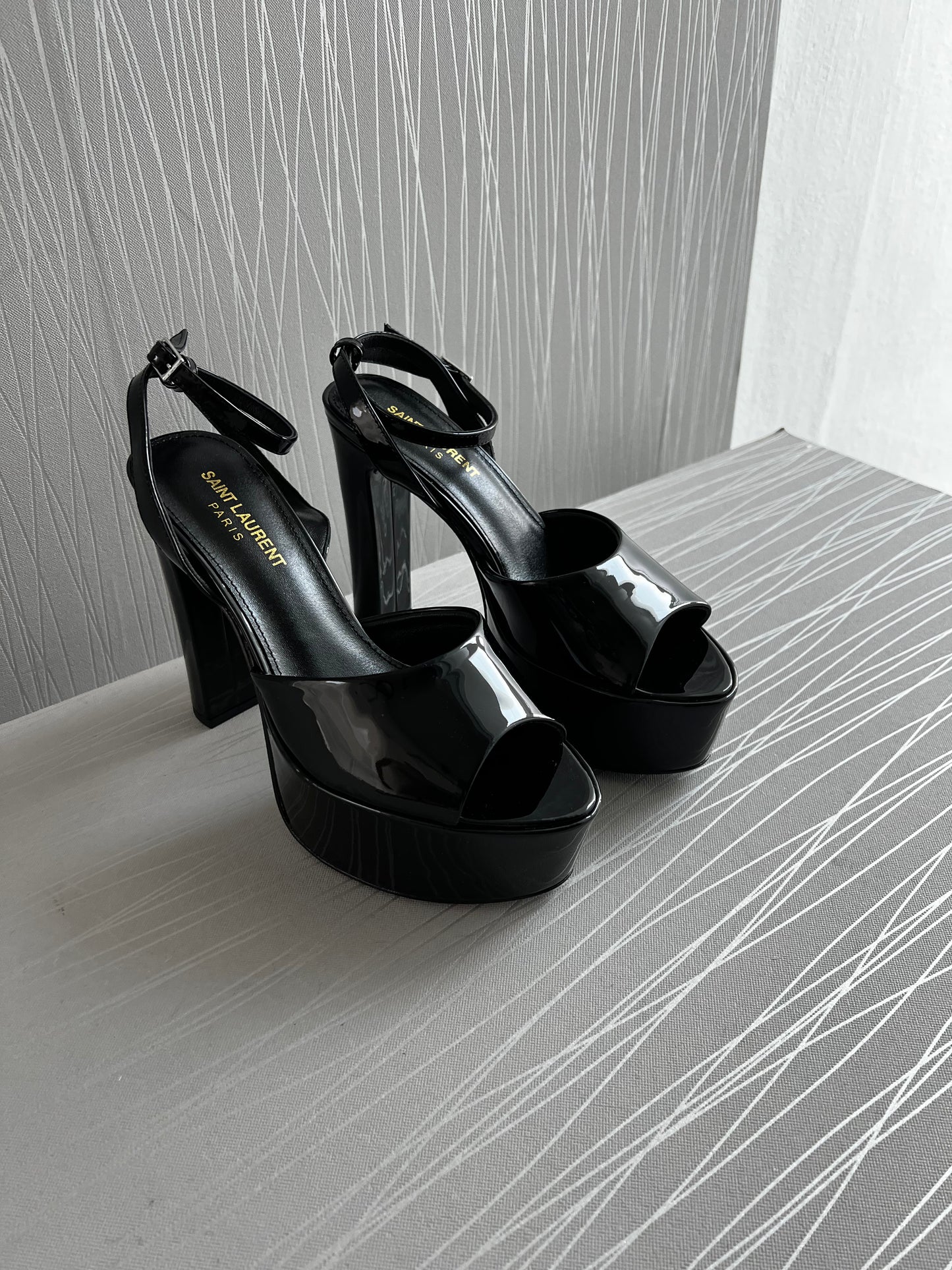 Zapatilla Y charol negro