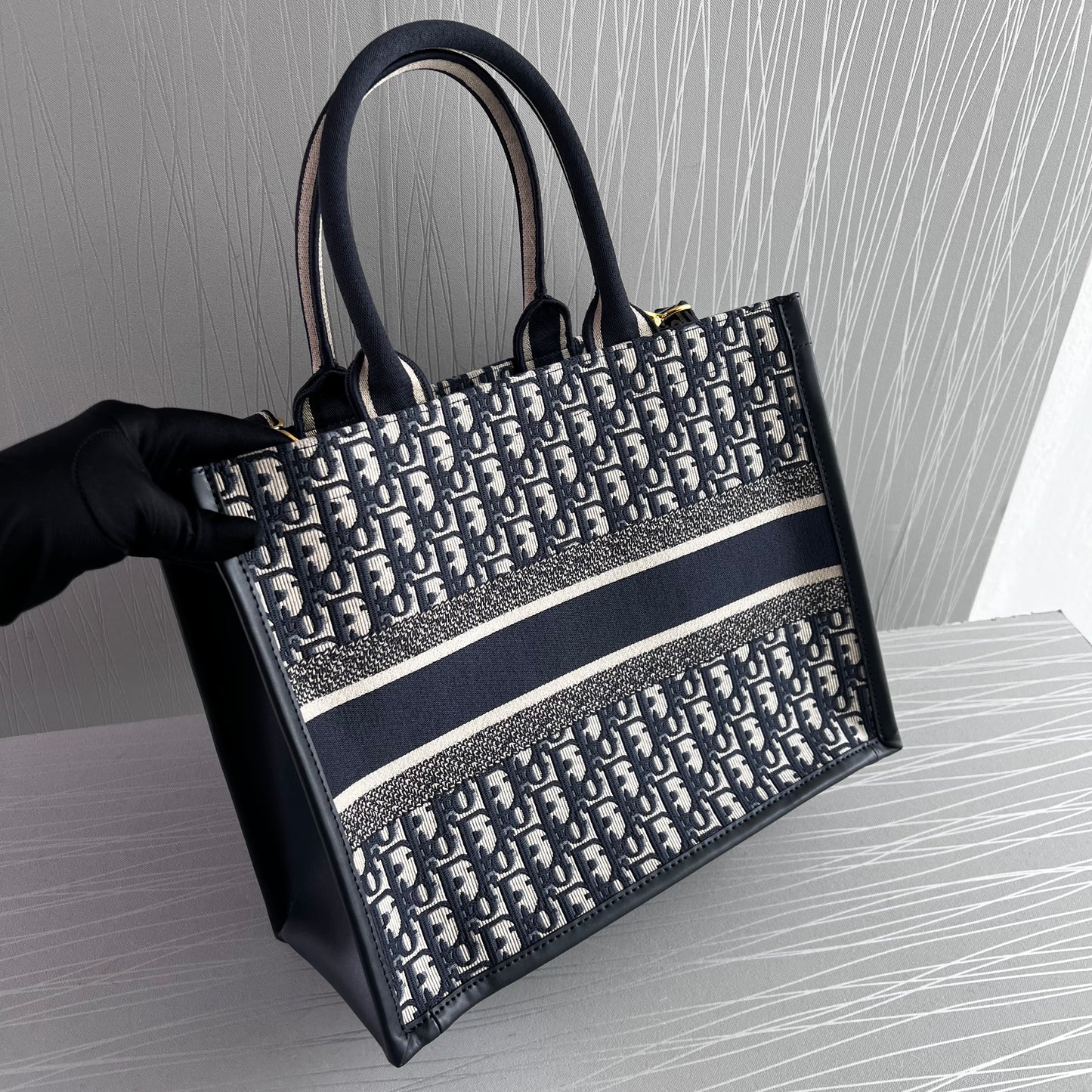 Bolso D Tote tela jacquard bordada en color azul marino