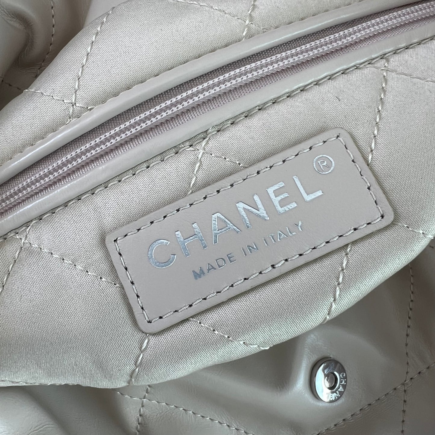 Bolso C piel beige con herrajes color plateado