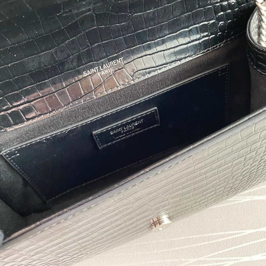 Bolso Y K-ate piel efecto cocodrilo color negra