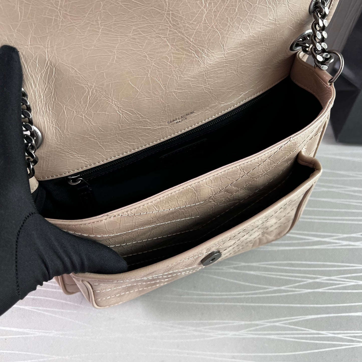 Bolso Y piel beige, herrajes color plateado