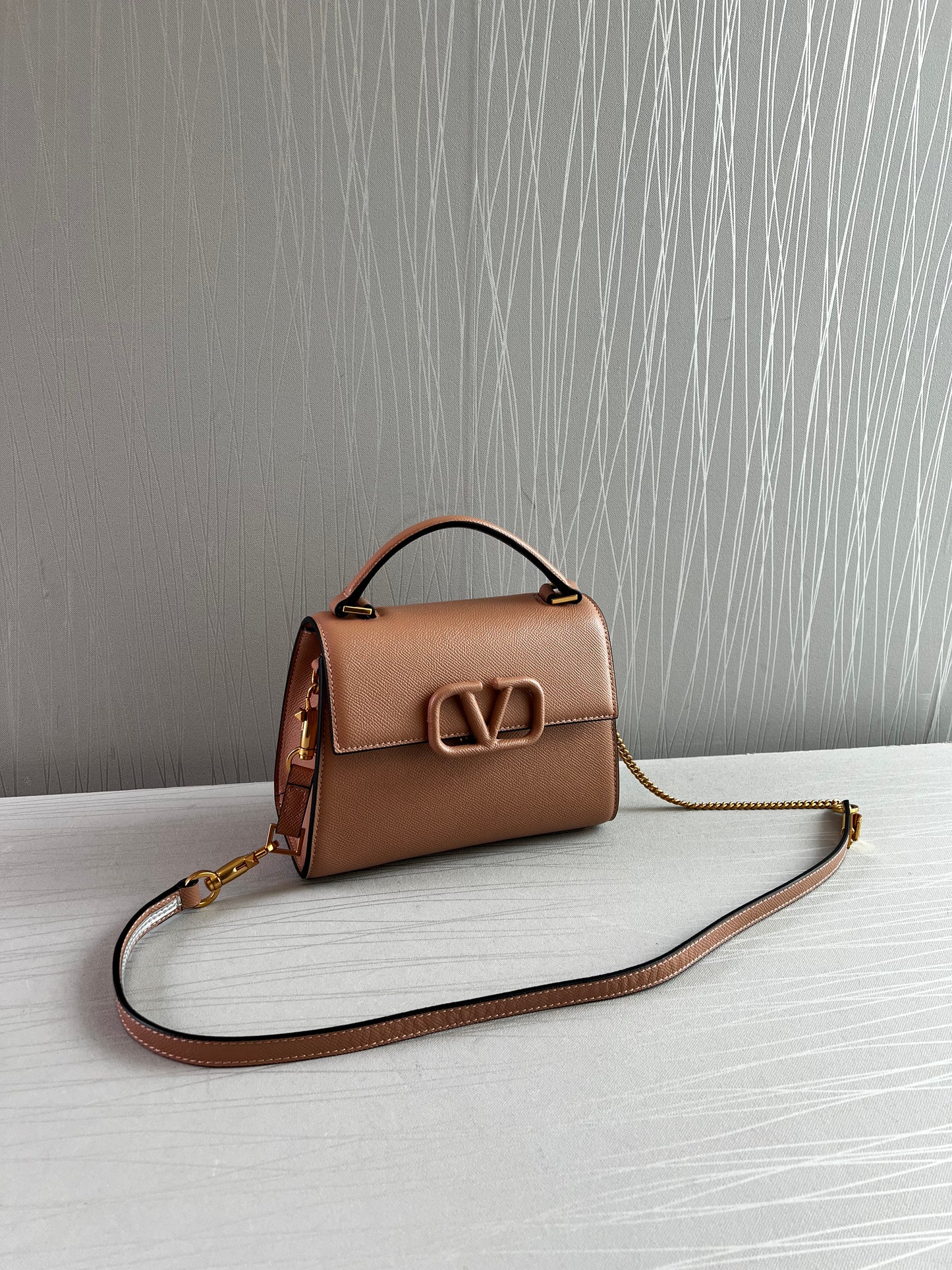 Bolso V piel color nude