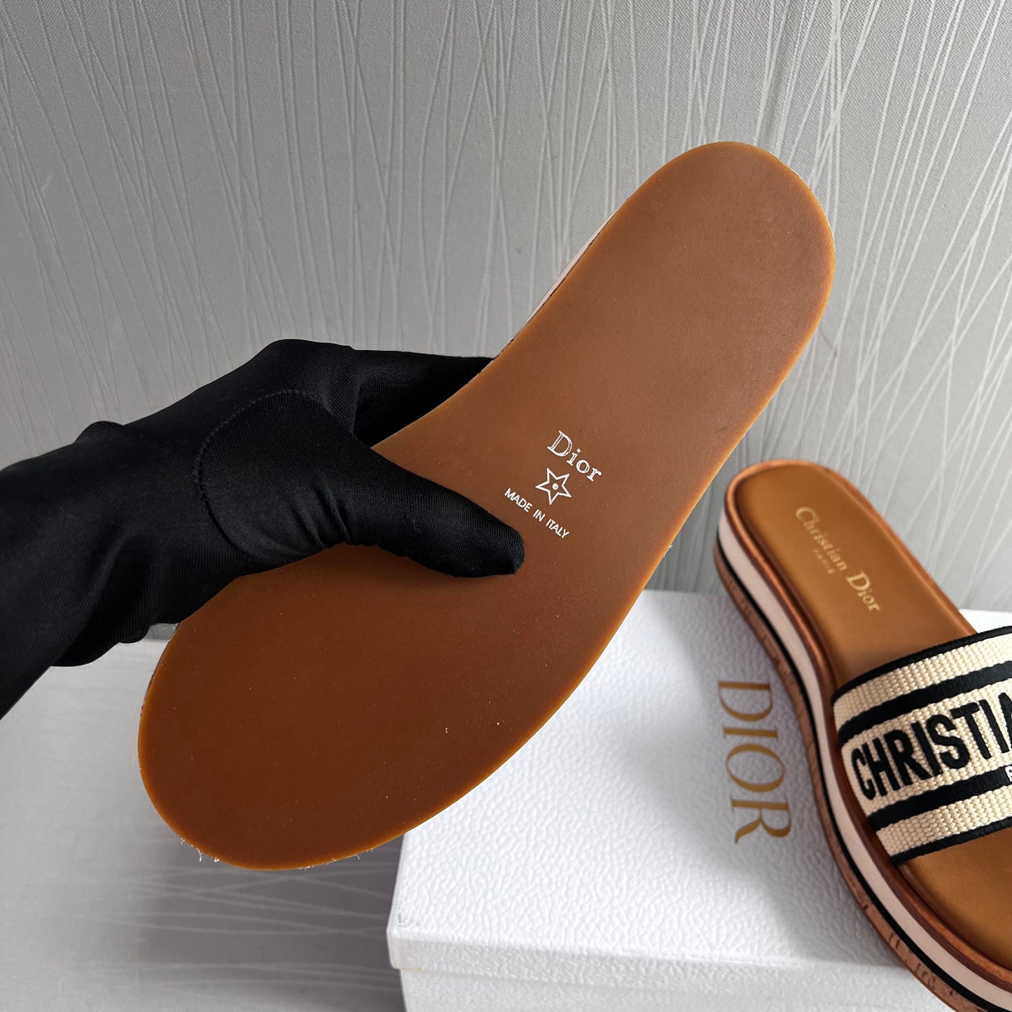 Sandalias D bordada color beige y negro
