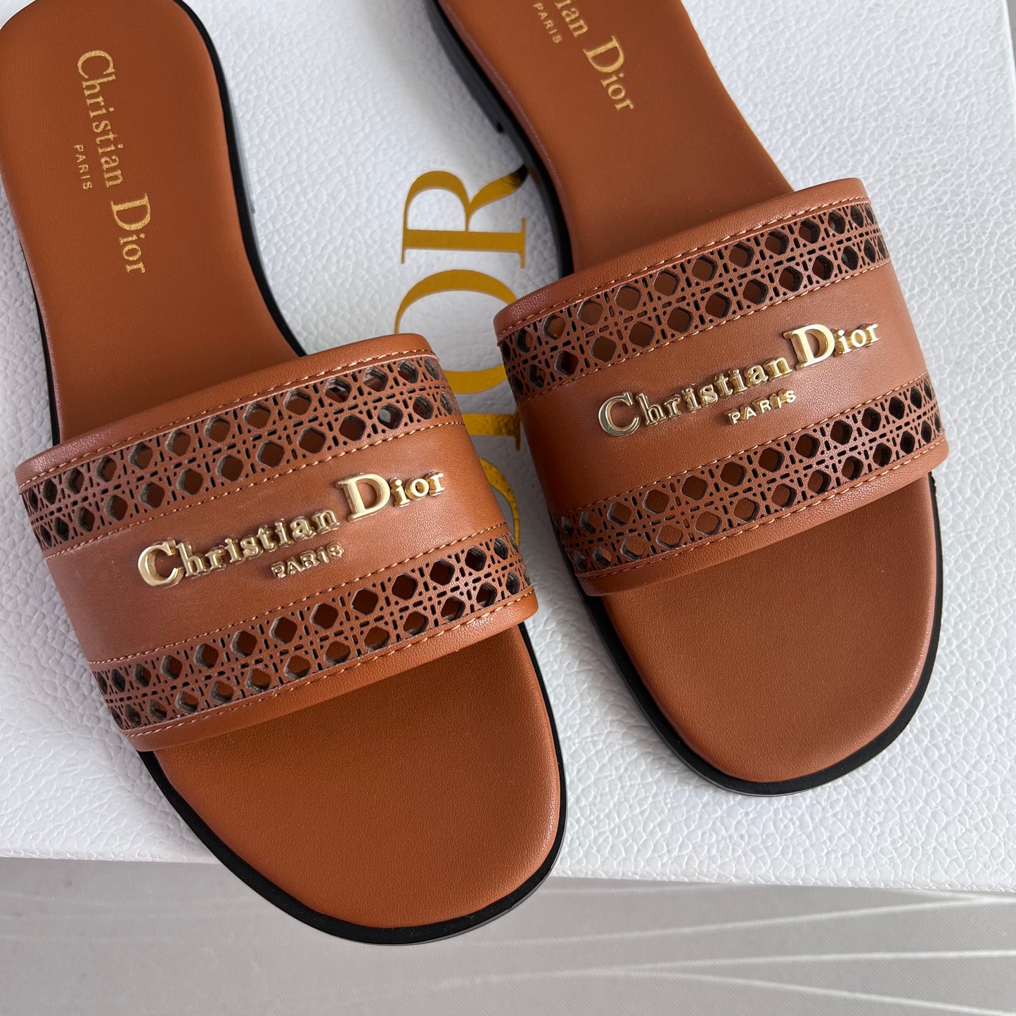Sandalias D piel color camel con letras doradas
