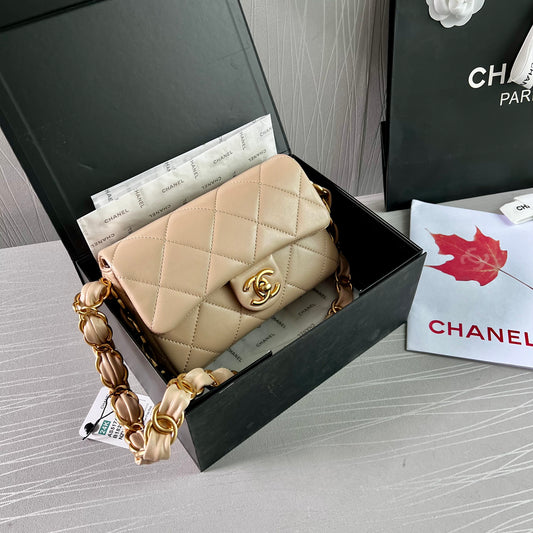 Bolso C piel color beige herraje dorado