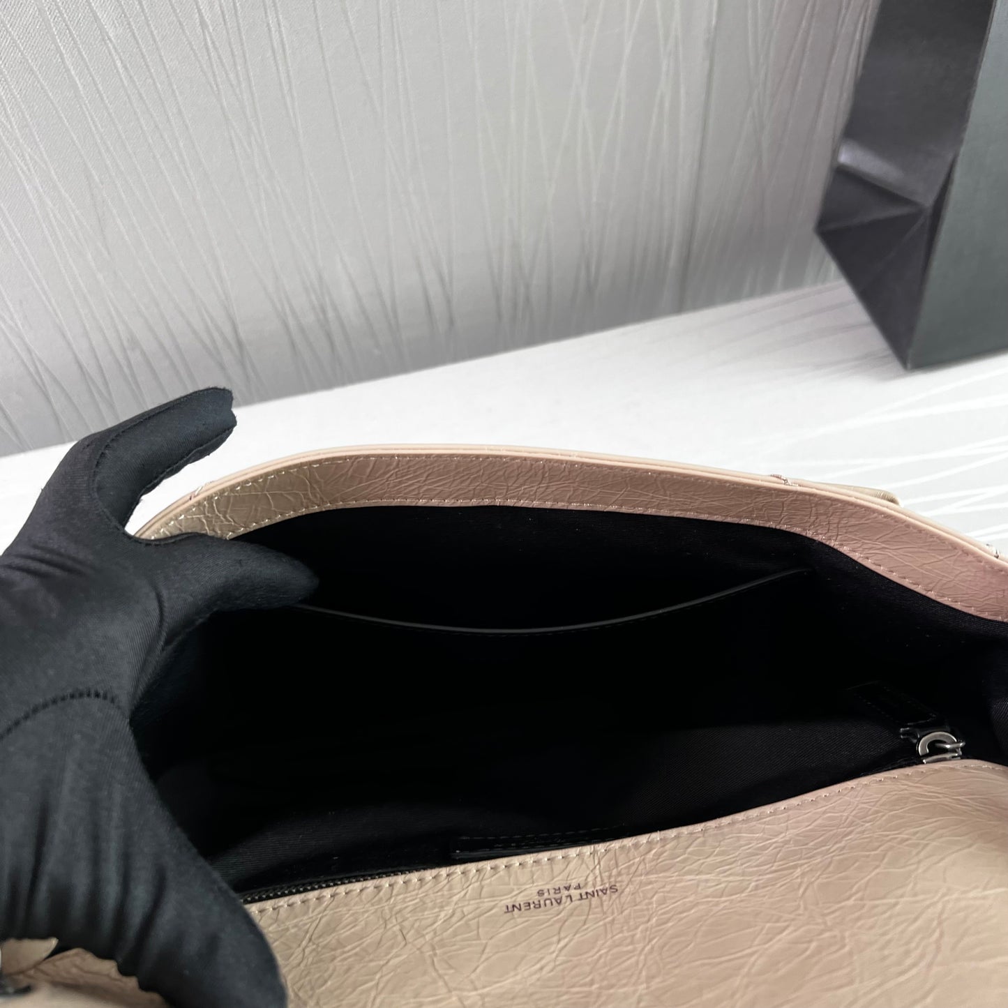 Bolso Y piel beige, herrajes color plateado