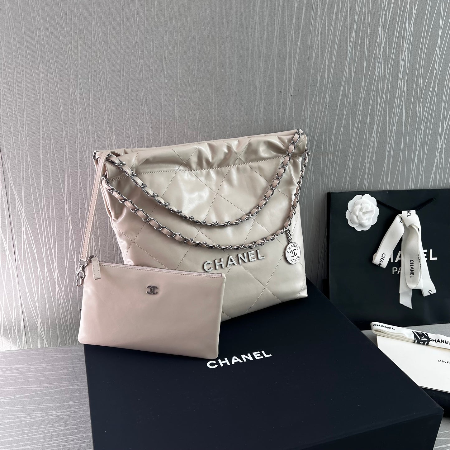Bolso C piel beige con herrajes color plateado