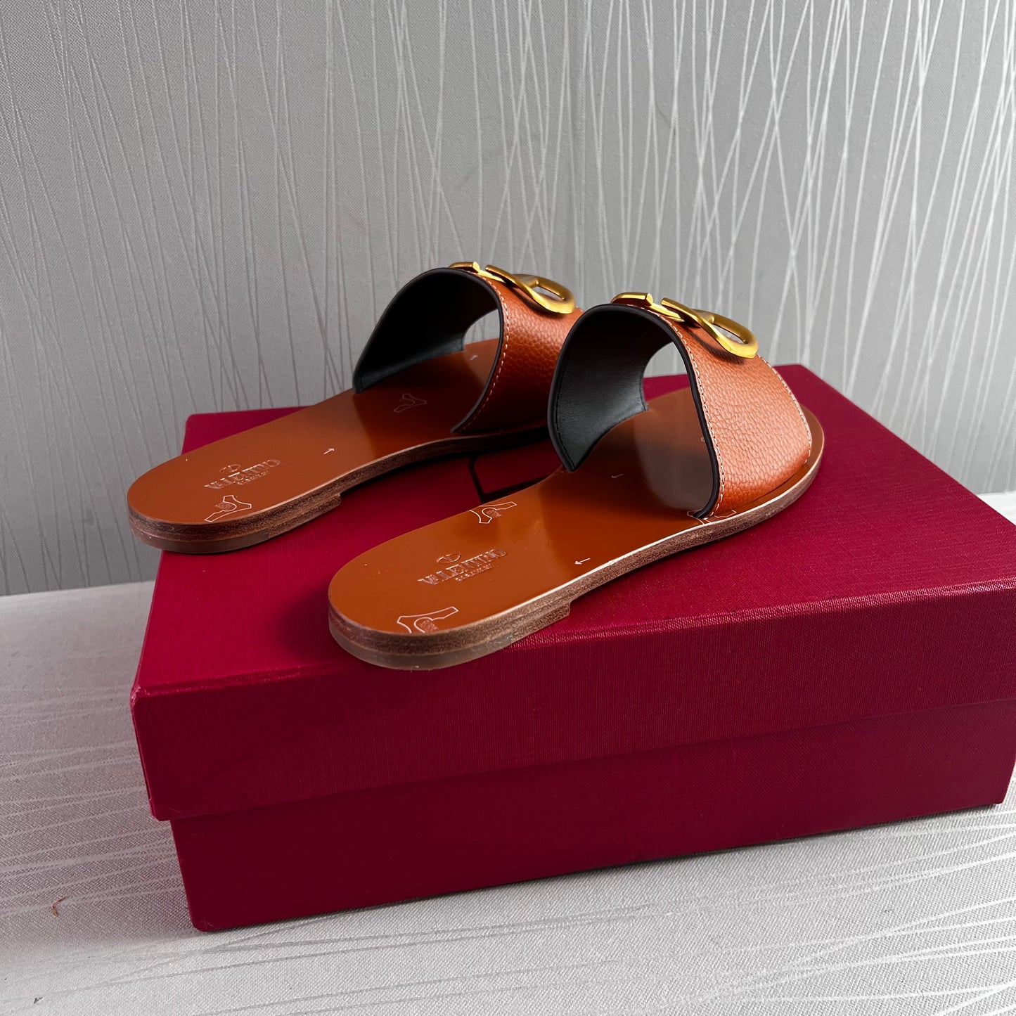 Sandalias V piel color camel con herraje dorado