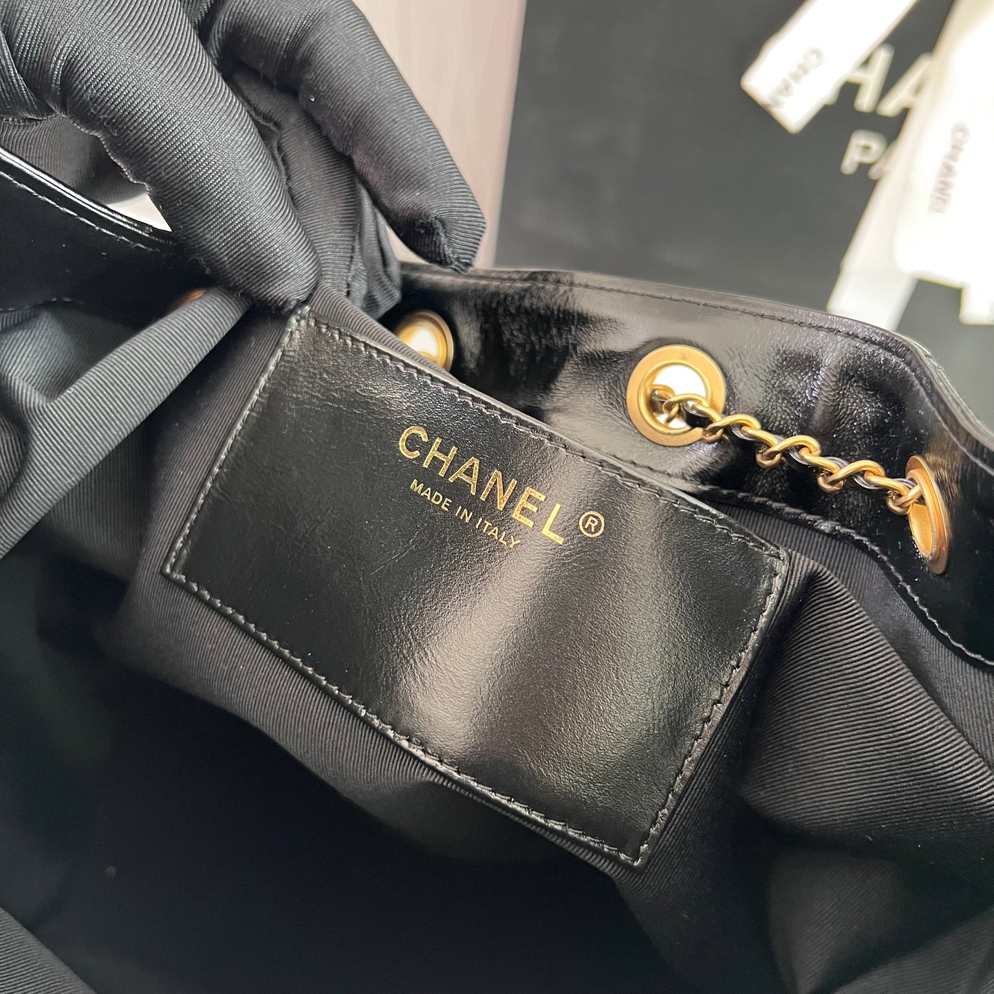 Bolso C piel negra con herrajes dorados