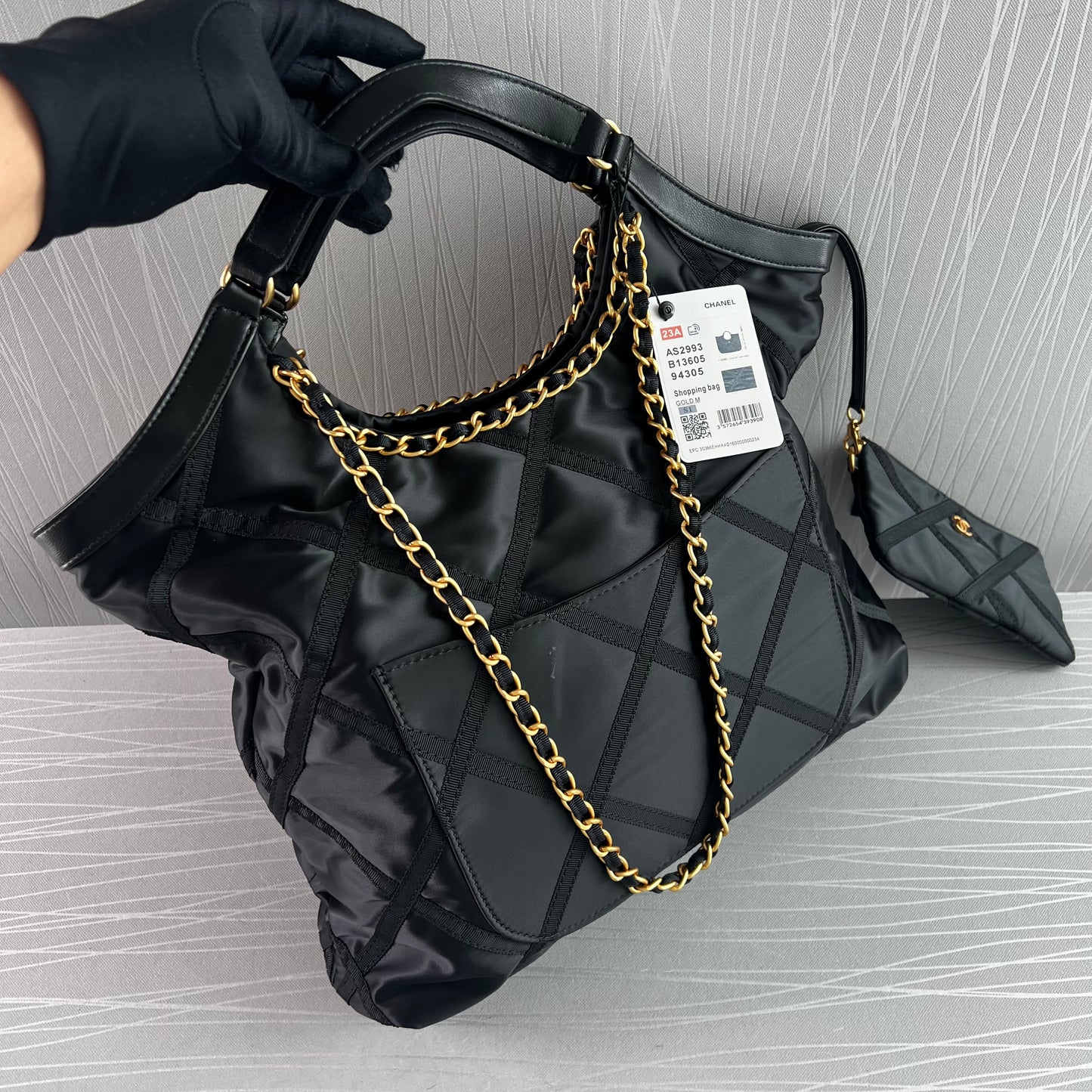 Bolso C negro en satín y piel