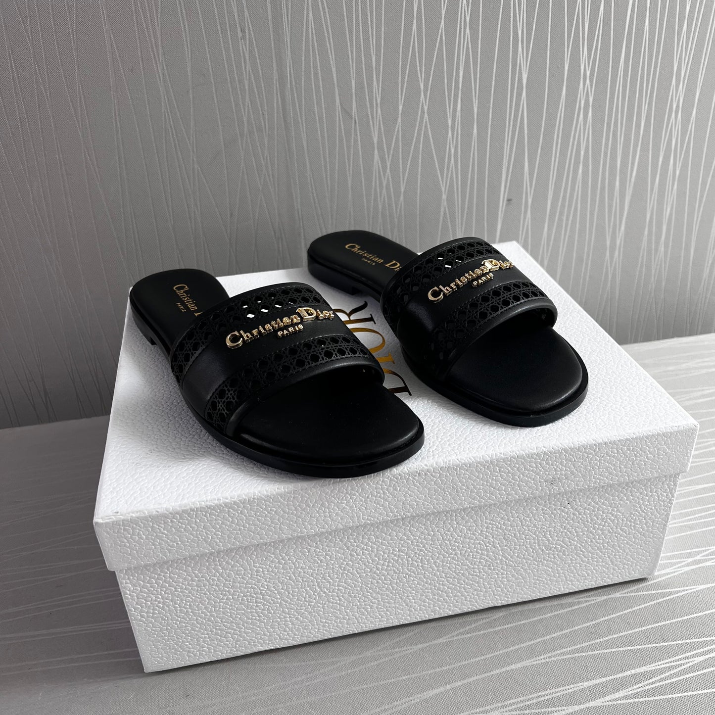 Sandalias D piel color negro con letras doradas