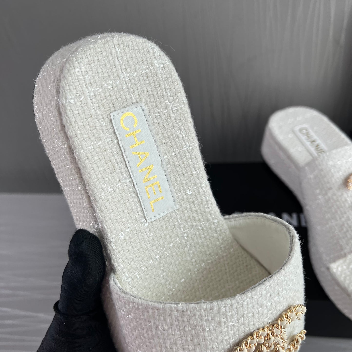 Sandalias C algodón en color blanco con letras doradas
