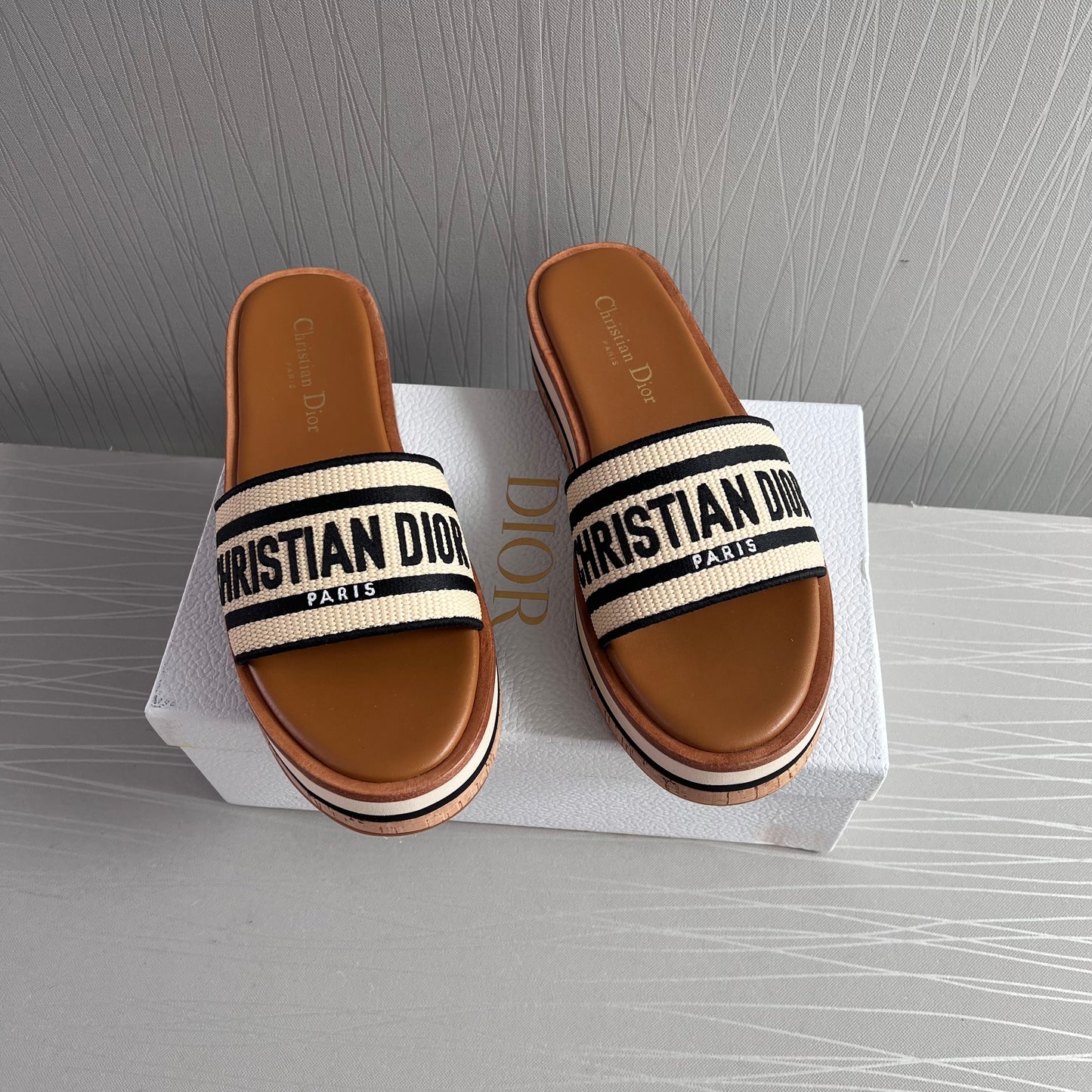 Sandalias D bordada color beige y negro