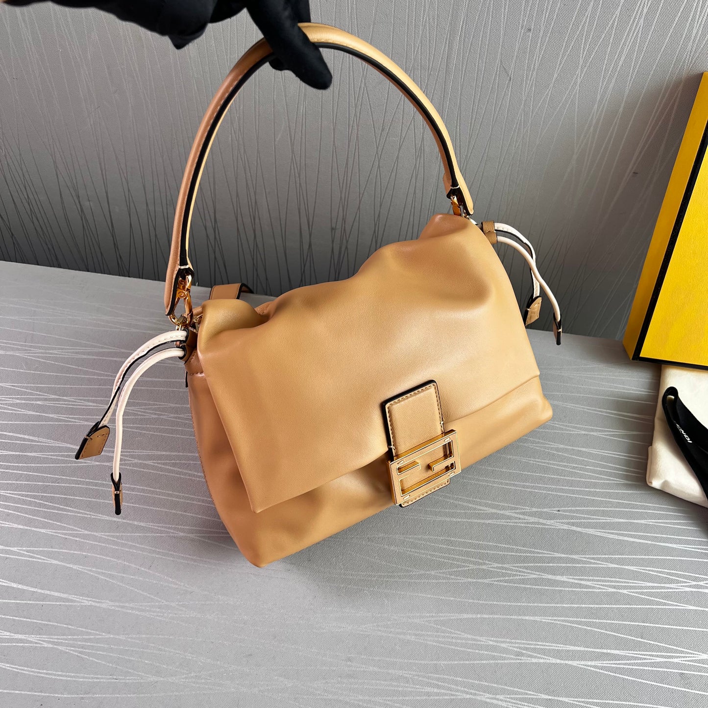 Bolso F piel color beige tamaño mediano