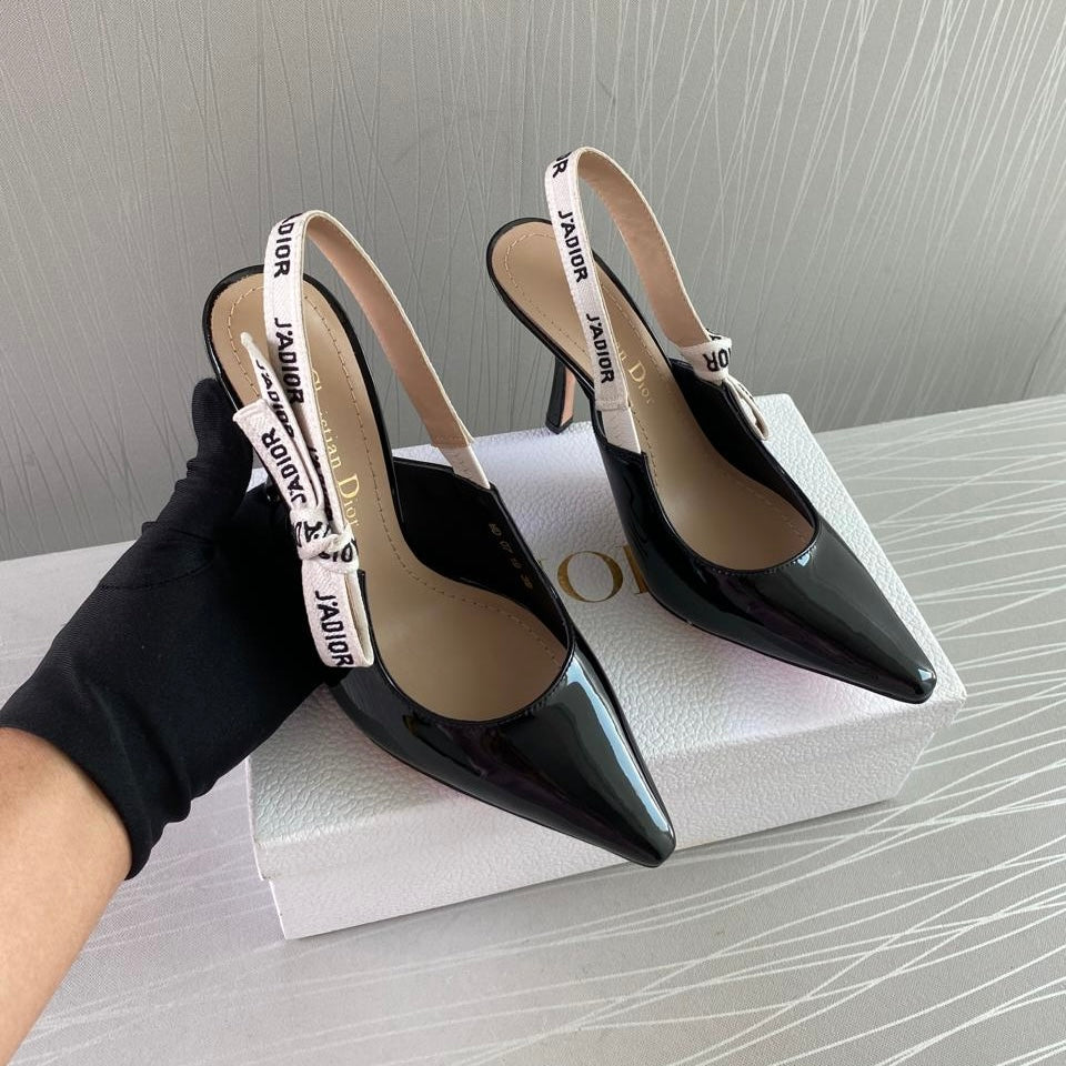 Zapatilla D en charol negro