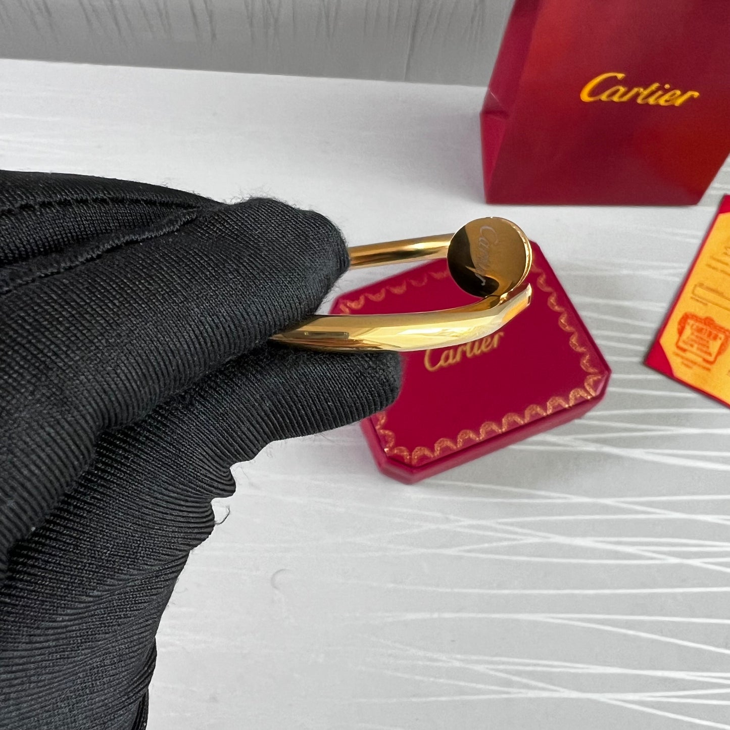 Brazalete C color dorado