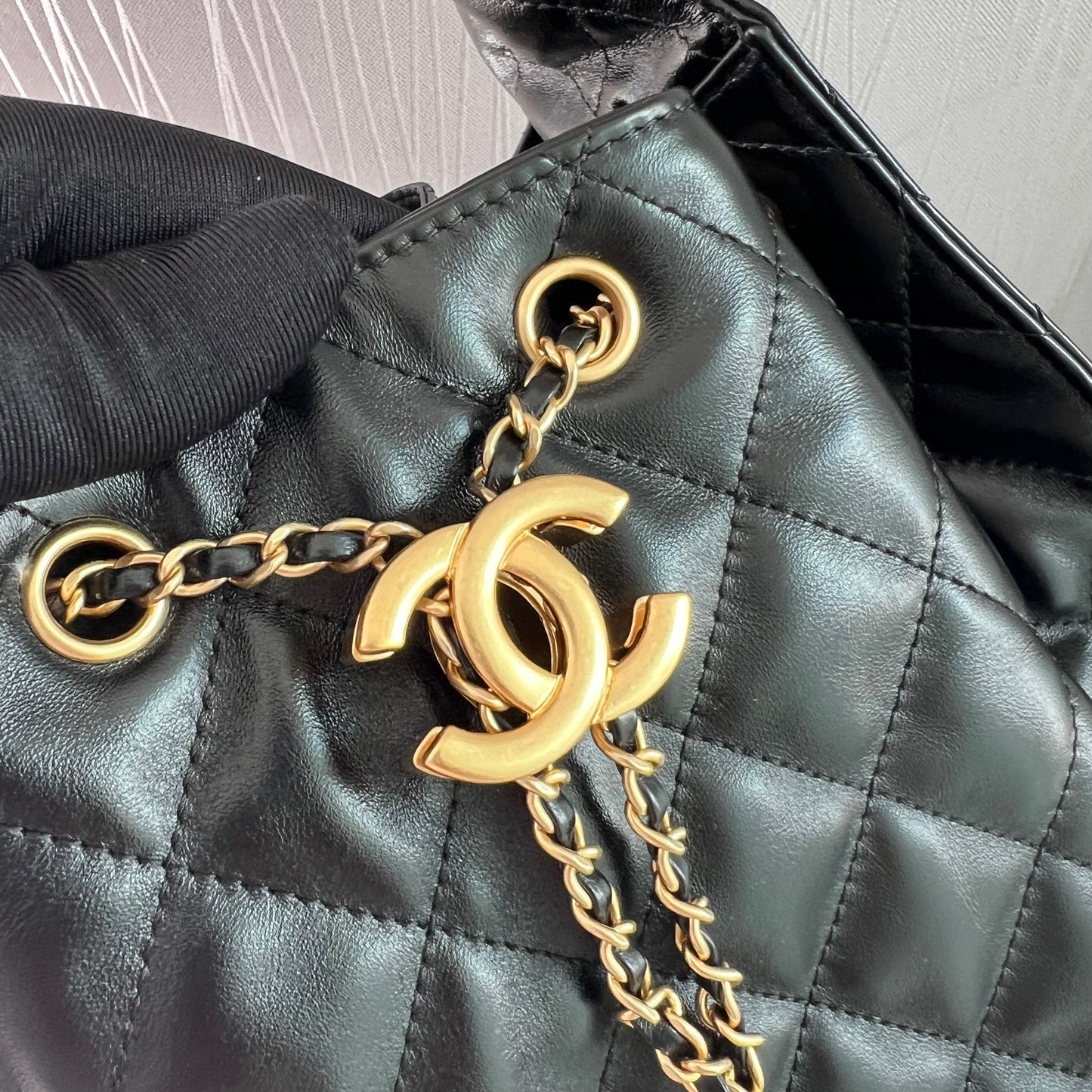 Bolso C piel negra con herrajes dorados