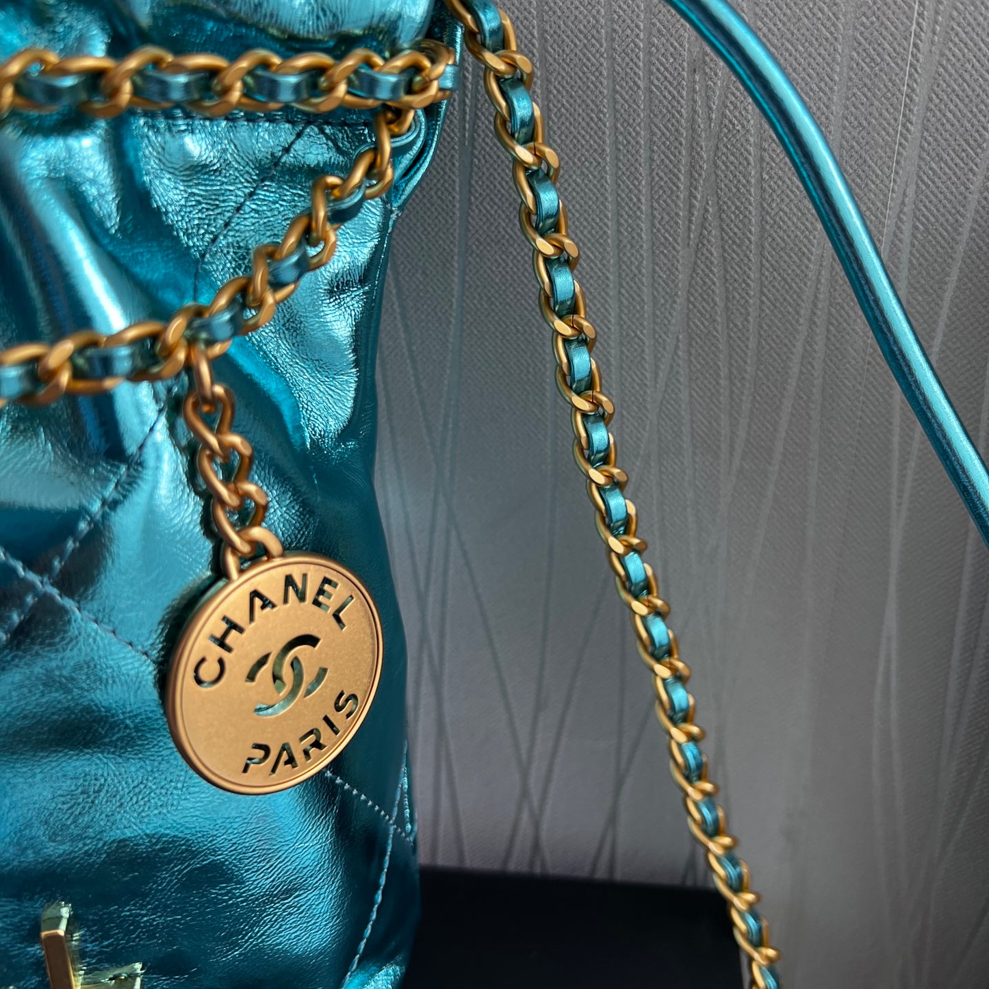 Bolso C piel metalizada color azul , tamaño mini y herrajes dorados