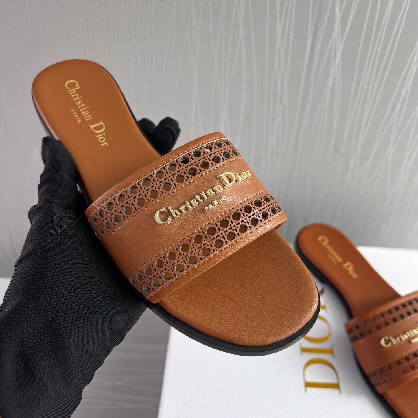 Sandalias D piel color camel con letras doradas