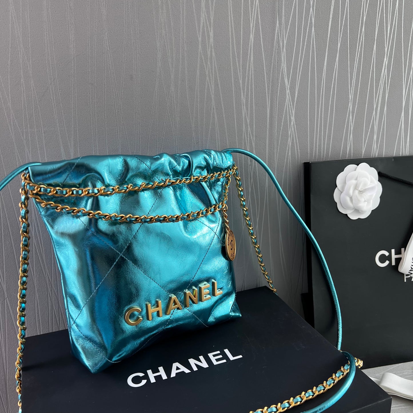 Bolso C piel metalizada color azul , tamaño mini y herrajes dorados