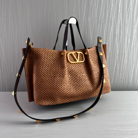 Bolso V rafia sintética y cuero en asas y correa